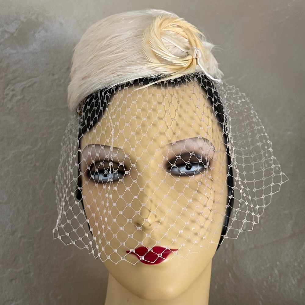 DELIGHTFUL DESIGNER 1960s' IVORY FEATHER PILLBOX HAT WITH MATCHING VEIL